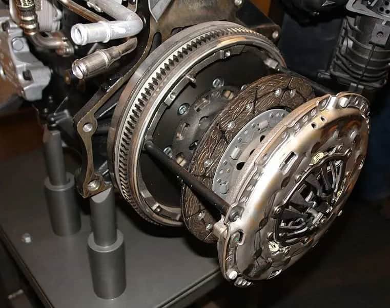 Jak śmierdzi spalone sprzęgło i co to oznacza dla Twojego auta