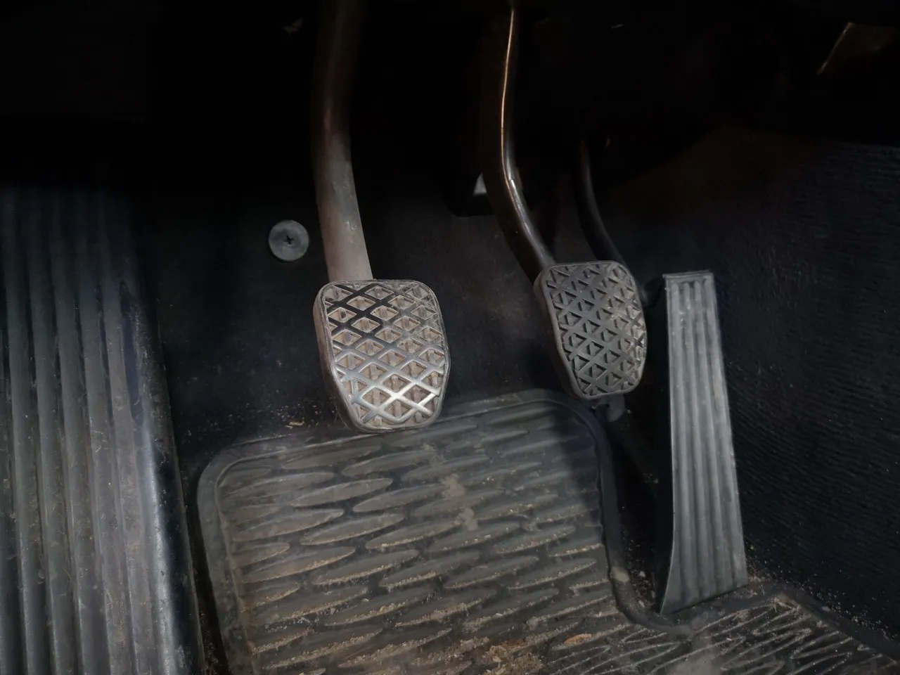 Co pierwsze hamulec czy sprzęgło? Kluczowe zasady bezpiecznej jazdy