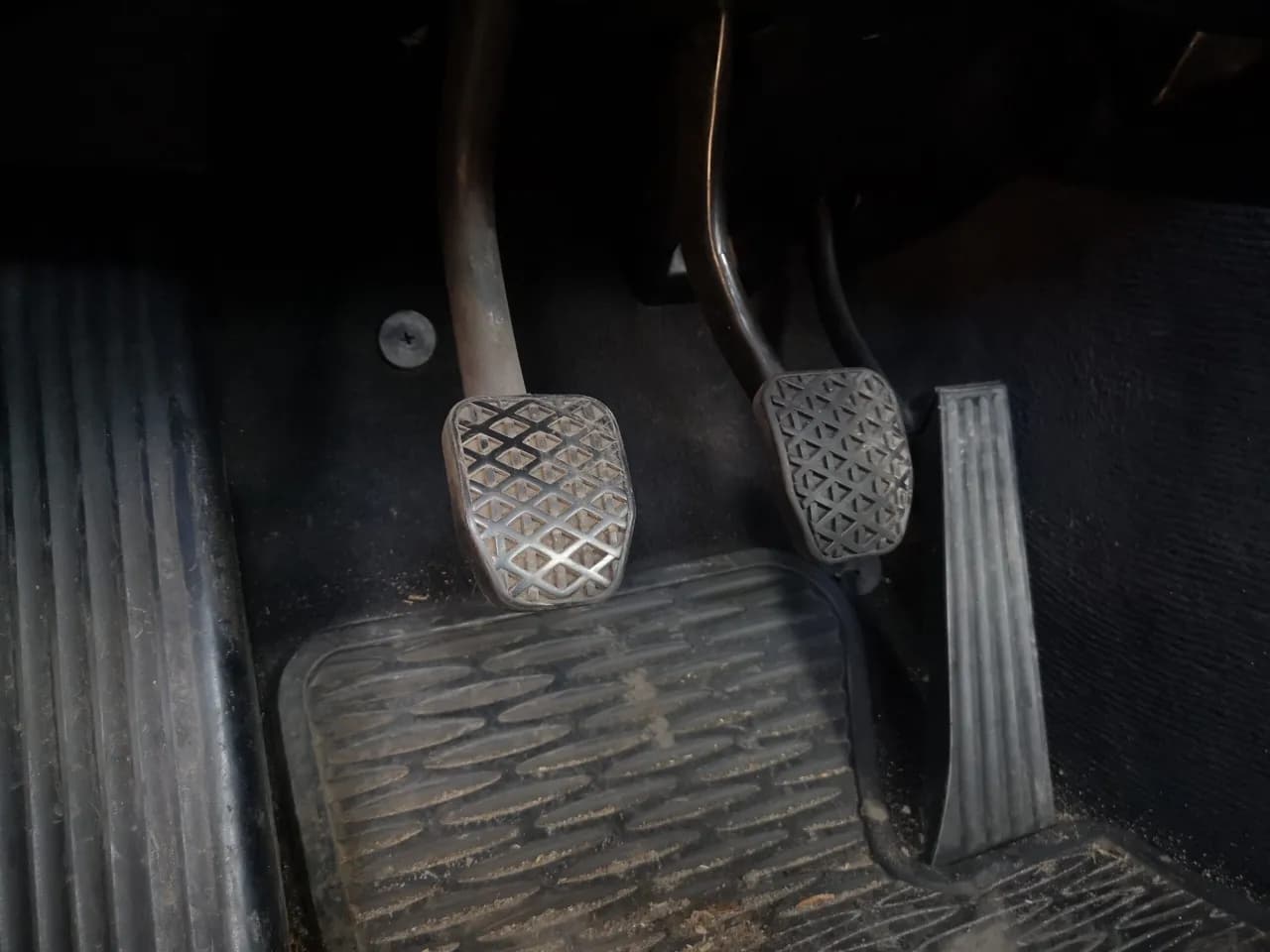 Co pierwsze hamulec czy sprzęgło? Kluczowe zasady bezpiecznej jazdy