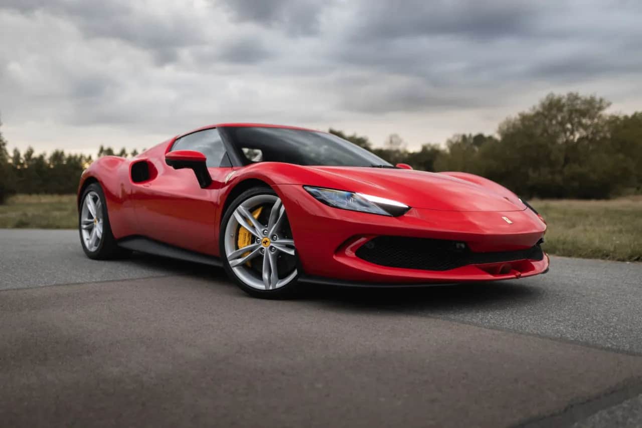 Ile kosztuje wypożyczenie ferrari? Ceny, które mogą Cię zaskoczyć